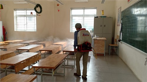 Trường tiểu học Kiêu Kỵ phun thuốc muỗi toàn bộ lớp học và khuân viên trường